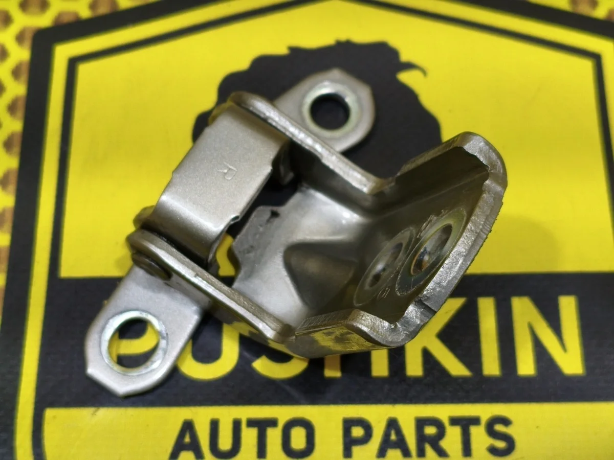Петля двери задняя нижняя Nissan Almera 2015 82421ED01A G15 K4M, задняя левая