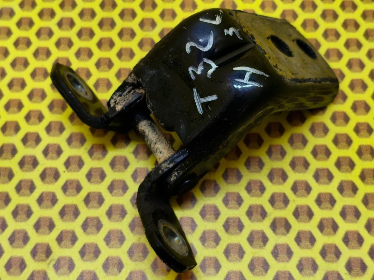 Петля двери задняя нижняя Nissan X-TRAIL 2016 824214CL0A T32 MR20DD, левая