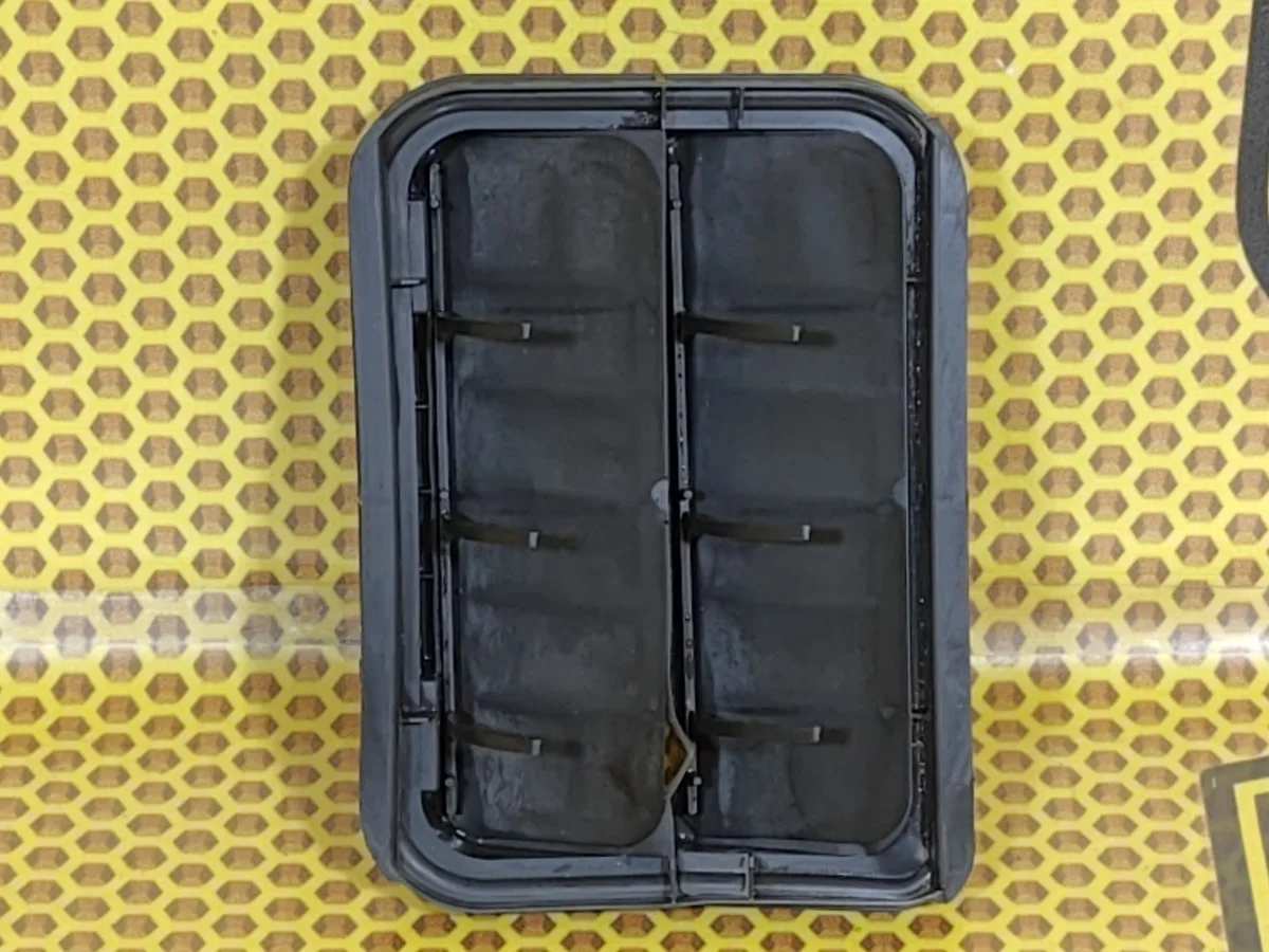 Решетка вентиляционная Nissan Almera 2015 7700800QAA G15 K4M