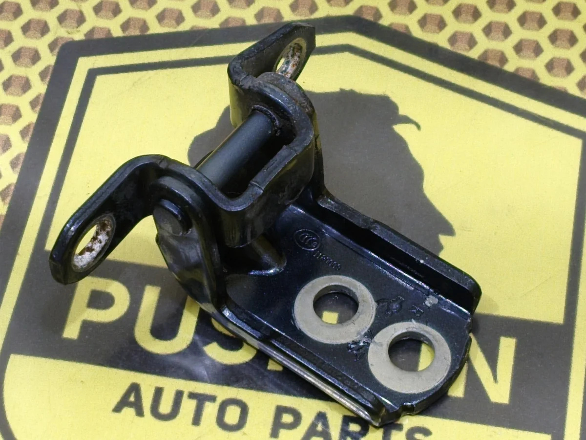 Петля двери задняя нижняя Nissan Almera 2015 82421ED01A G15 K4M, задняя левая