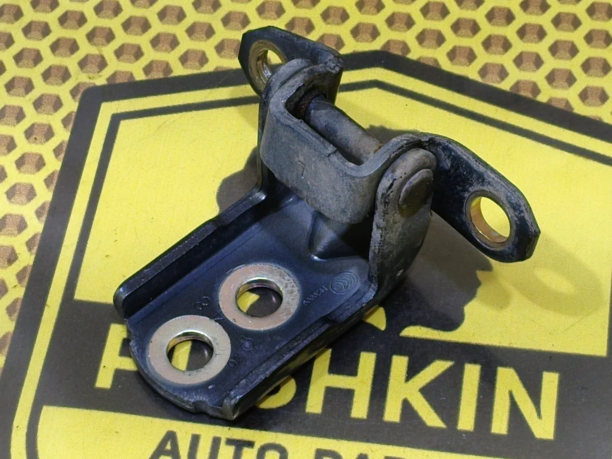 Петля двери передняя верхняя Nissan Almera 2015 82420ED00B G15 K4M, передняя левая