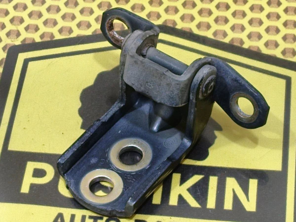 Петля двери передняя верхняя Nissan Almera 2015 82421ED00B G15 K4M, передняя правая