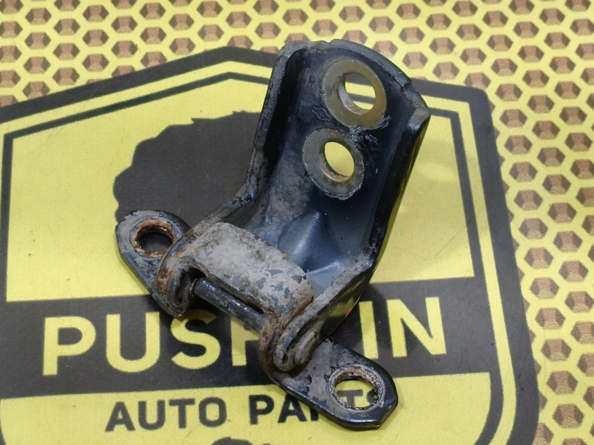 Петля двери передняя нижняя Nissan Almera 2015 82421ED00B G15 K4M, передняя левая