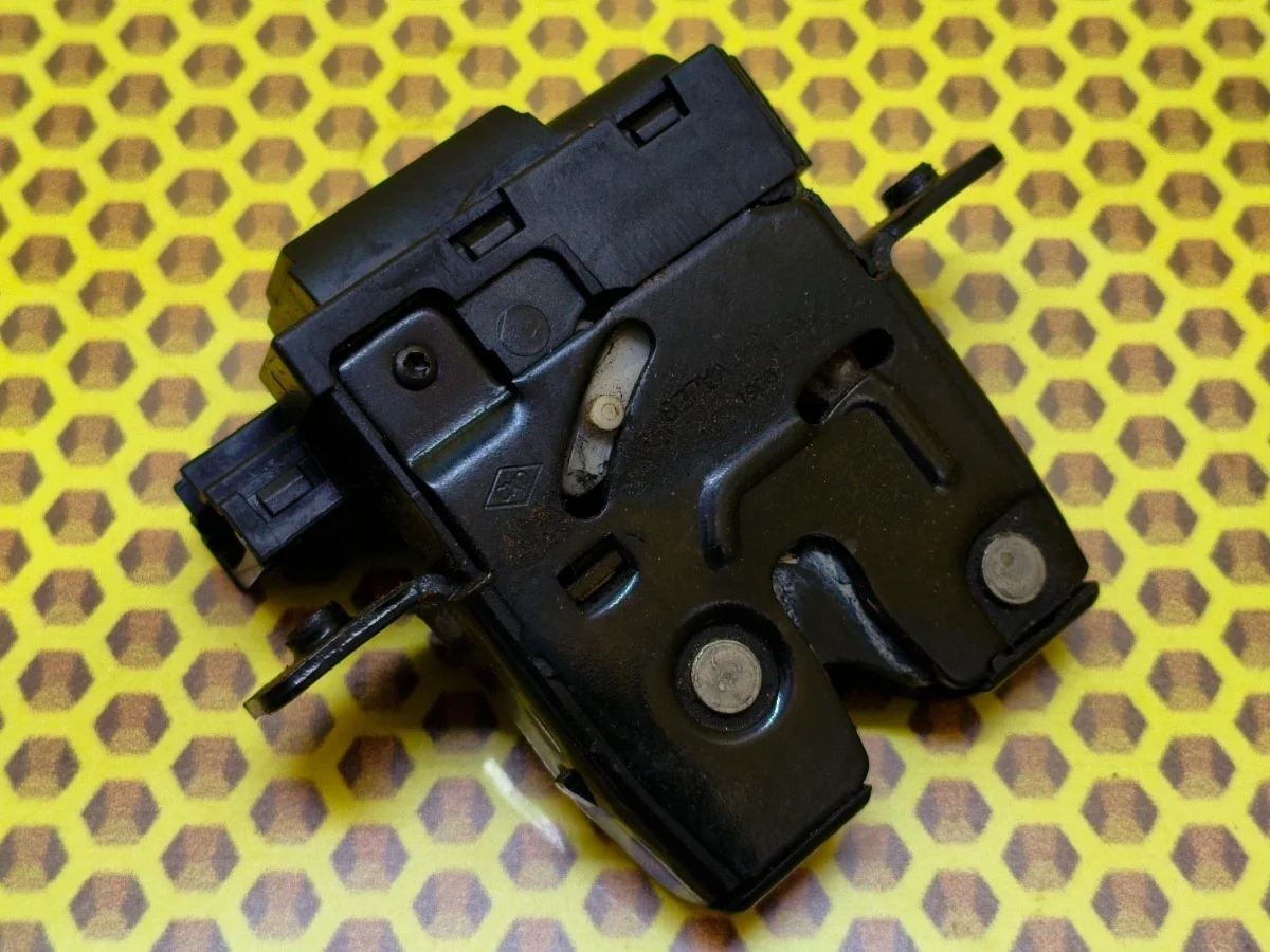 Замок багажника Nissan Qashqai 2008 90502AV70B J10 HR16DE