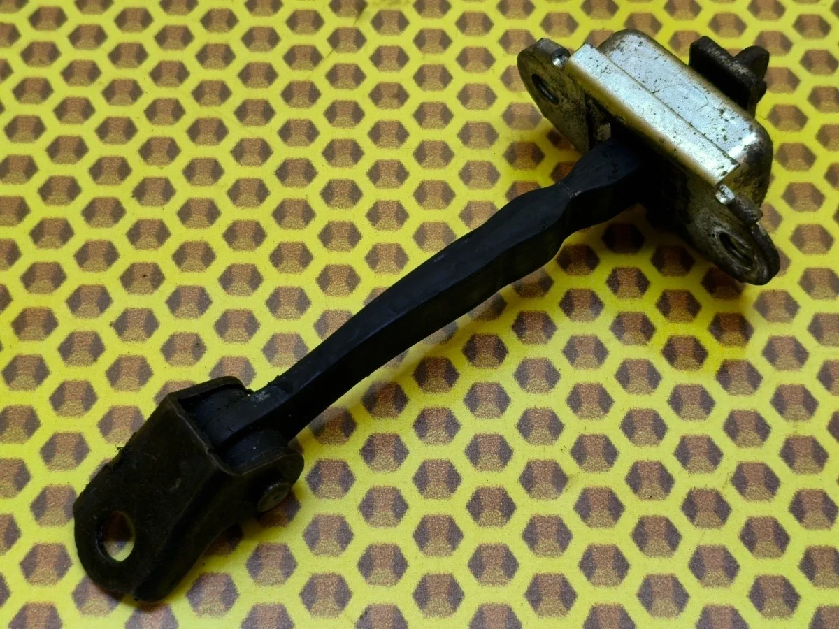 Ограничитель двери Nissan Qashqai 2008 80430JD000 J10 HR16DE, передний левый