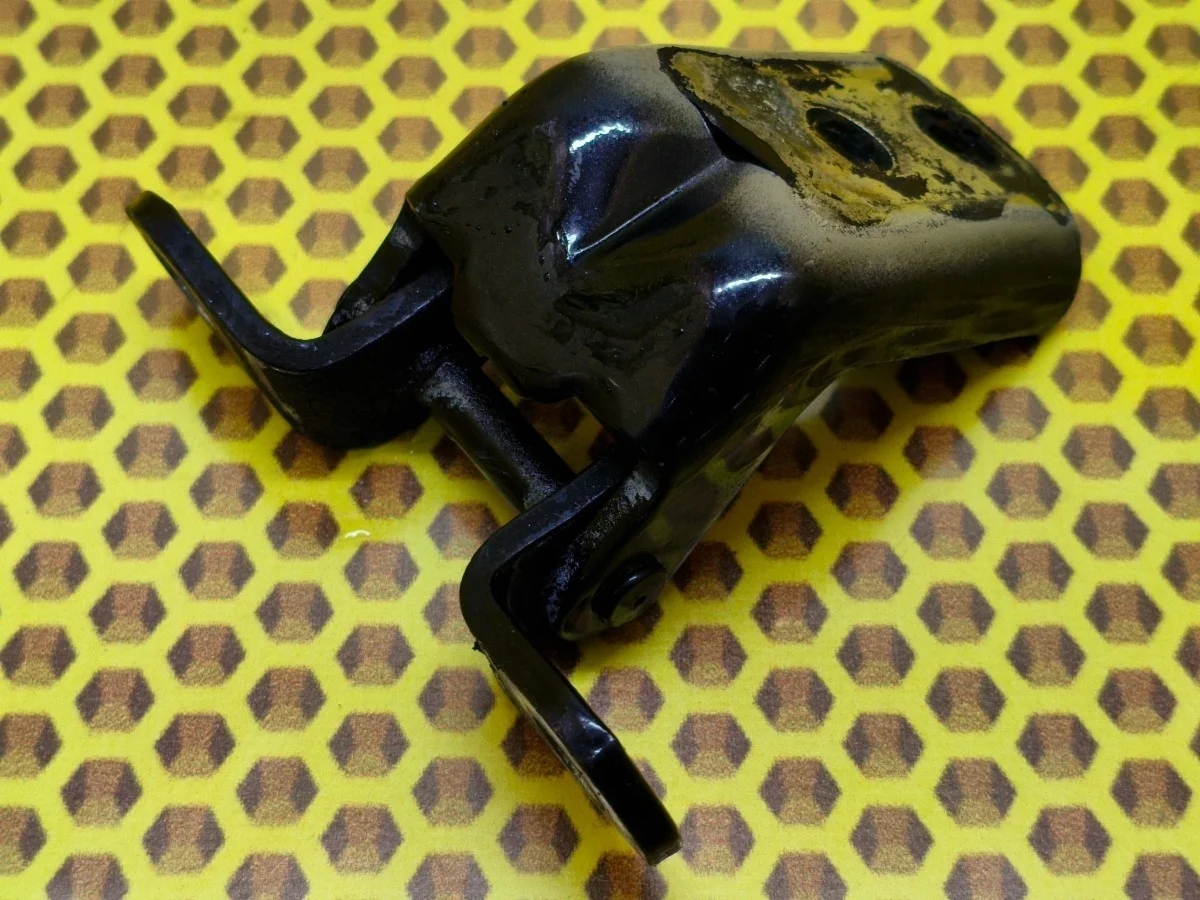 Петля двери передняя верхняя Nissan Qashqai 2008 824202F030 J10 HR16DE, правая