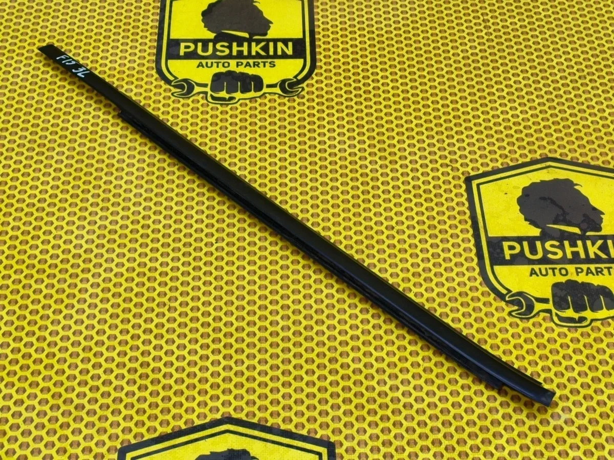 Бархотка внешняя Nissan Juke 2011 828211KA0A F15 MR16DDT, задняя левая