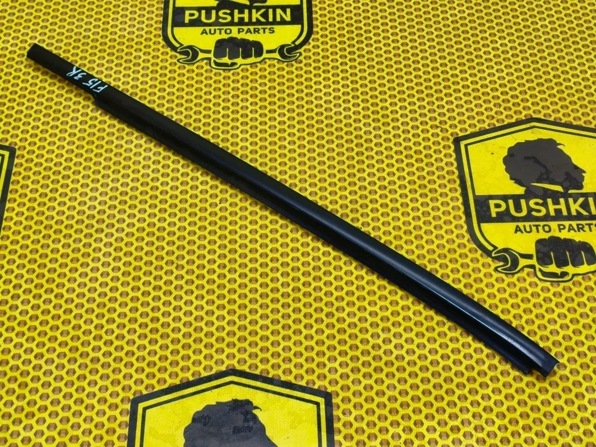 Бархотка внешняя Nissan Juke 2011 828201KA0A F15 MR16DDT, задняя правая