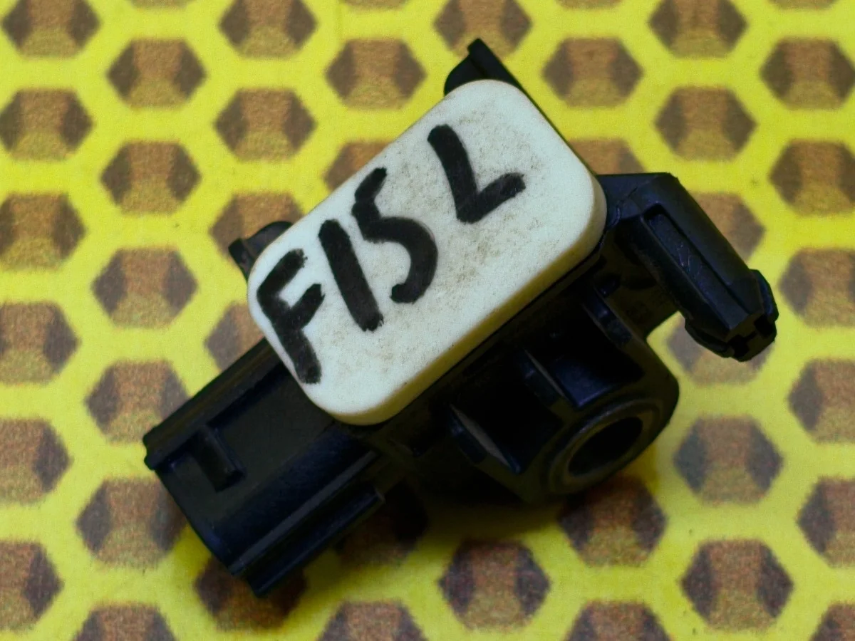 Датчик удара AIRBAG SRS Nissan Juke 2011 K88301EA0A F15 MR16DDT, левый