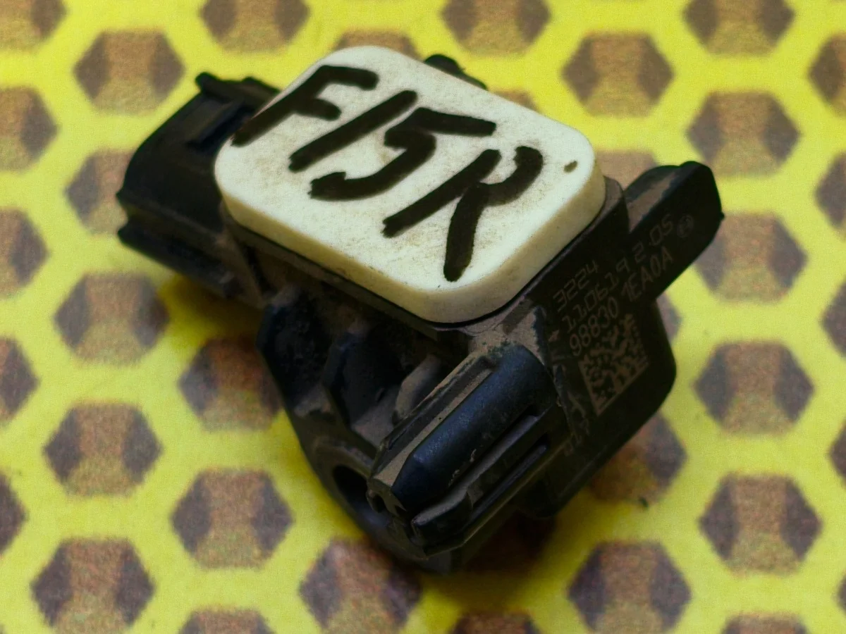 Датчик удара AIRBAG SRS Nissan Juke 2011 K88301EA0A F15 MR16DDT, правый