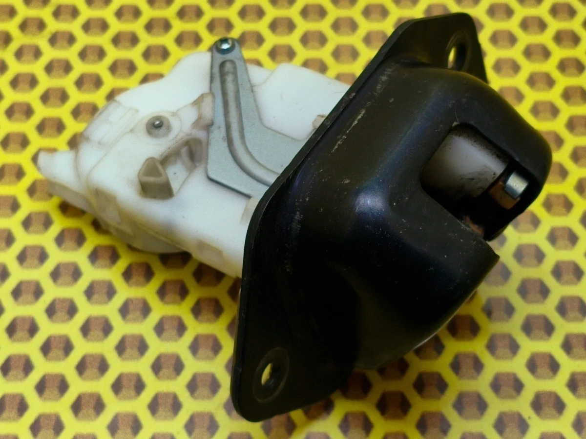 Замок багажника Nissan Juke 2011 90502EN00A F15 MR16DDT