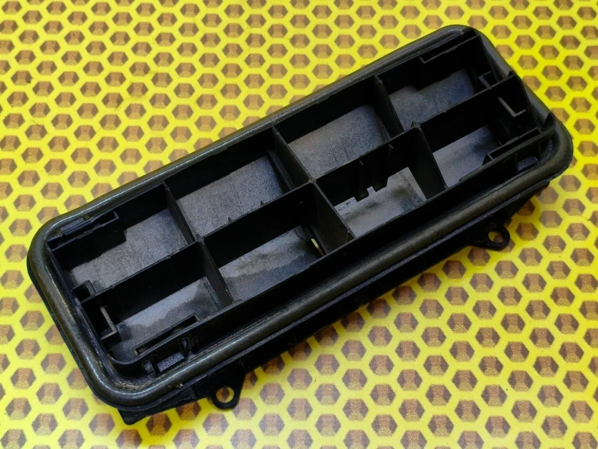 Решетка вентиляционная Nissan Juke 2011 77008AX60A F15 MR16DDT, правая