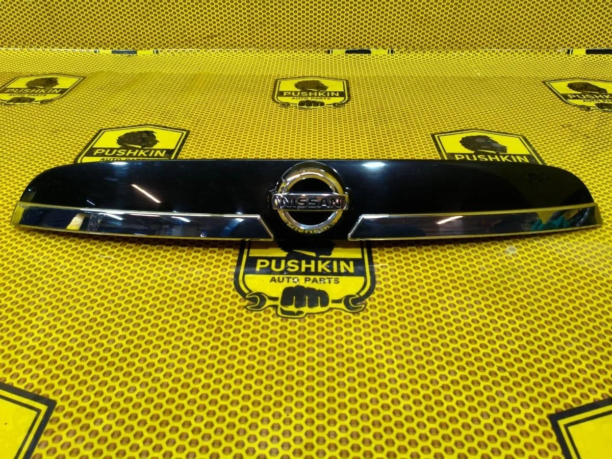 Накладка крышки багажника Nissan Juke 2011 908121KA6H F15 MR16DDT