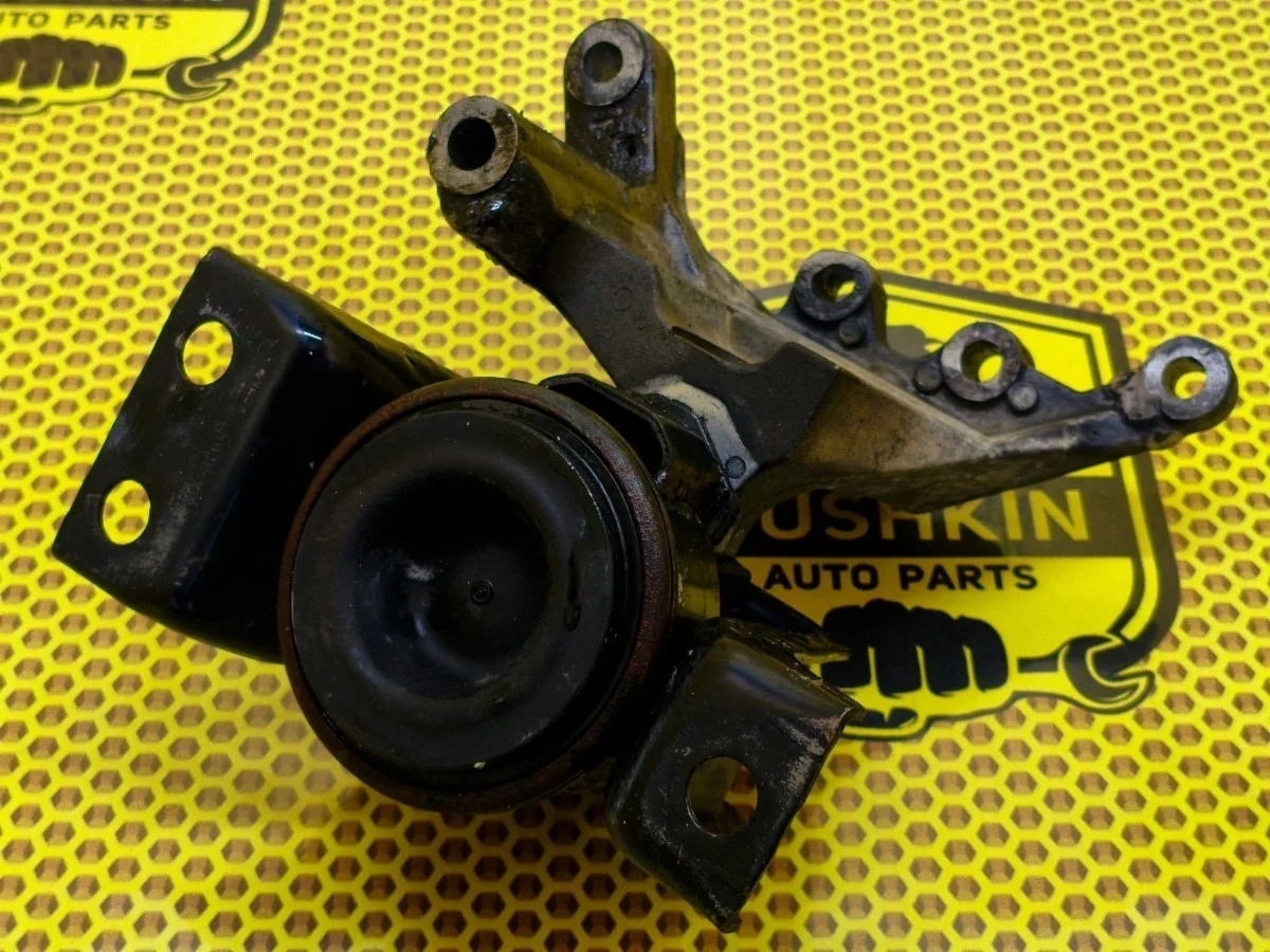 Опора двигателя Nissan Juke 2011 112101KC0B F15 MR16DDT, правая