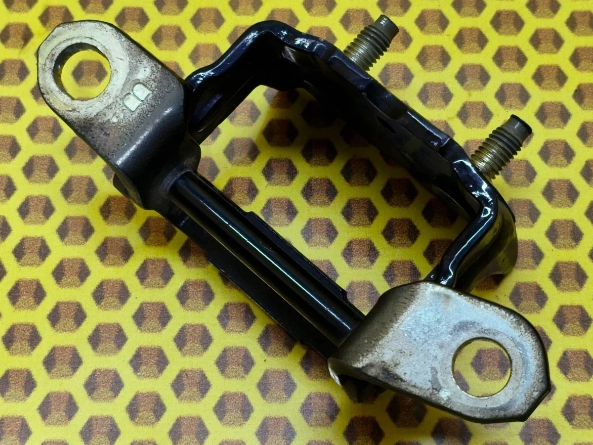 Петля двери задняя верхняя Nissan Juke 2011 824001KA0A F15 MR16DDT, задняя правая