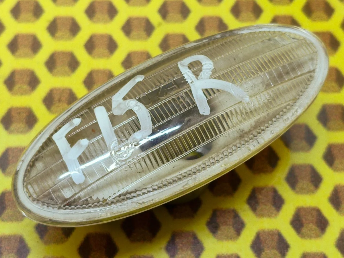 Поворотник в крыло Nissan Juke 2011 261608990A F15 MR16DDT, правый