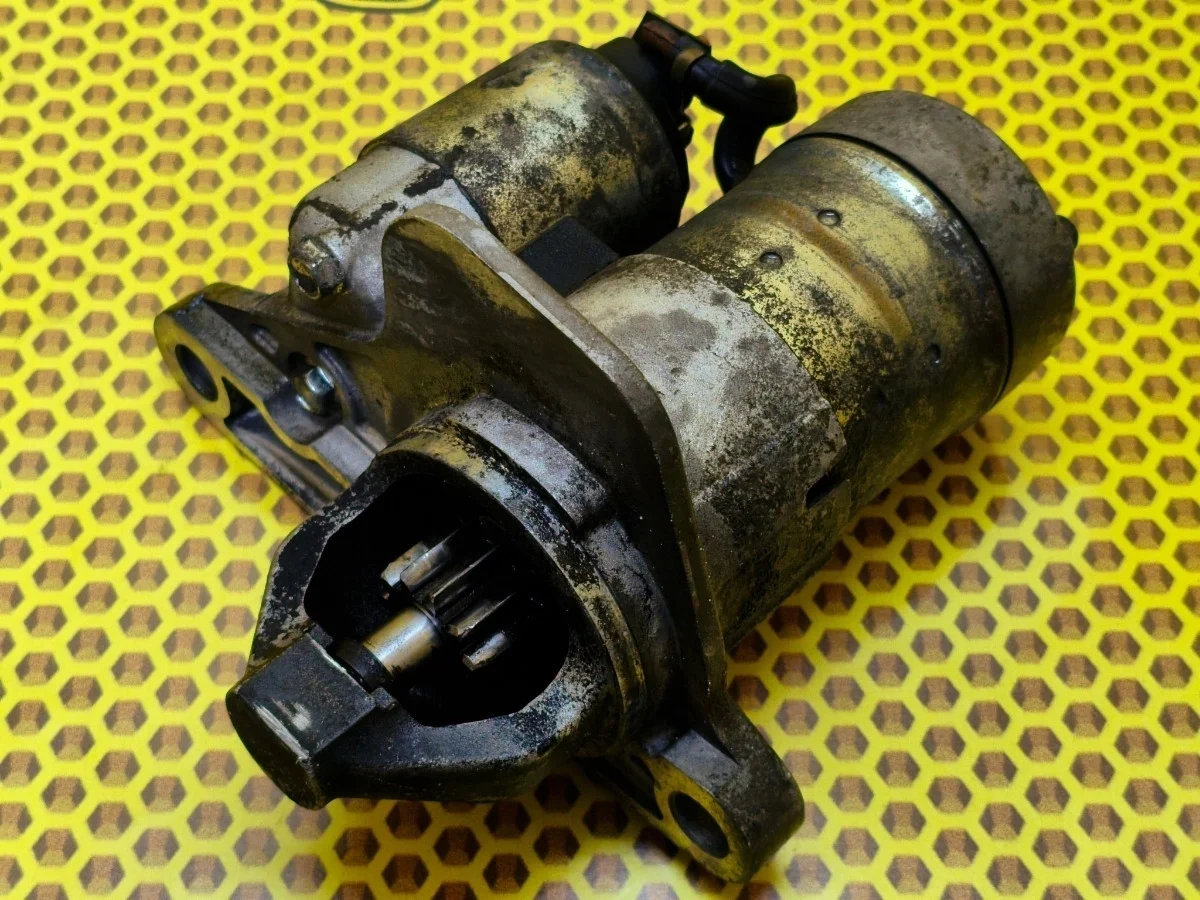 Стартер Nissan Juke 2011 23300EN20B F15 MR16DDT