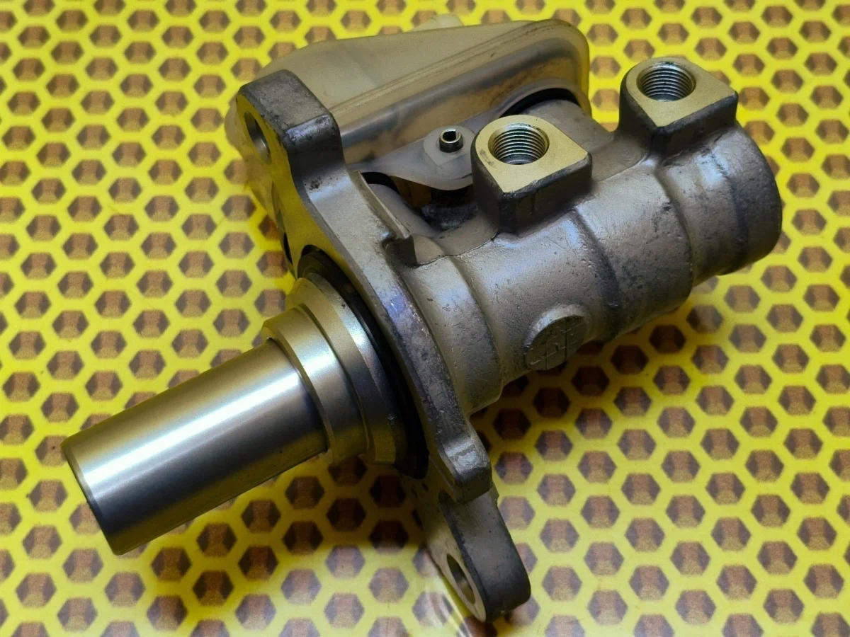 Главный тормозной цилиндр Nissan Murano 2011 D60101AA1B Z51 VQ35DE