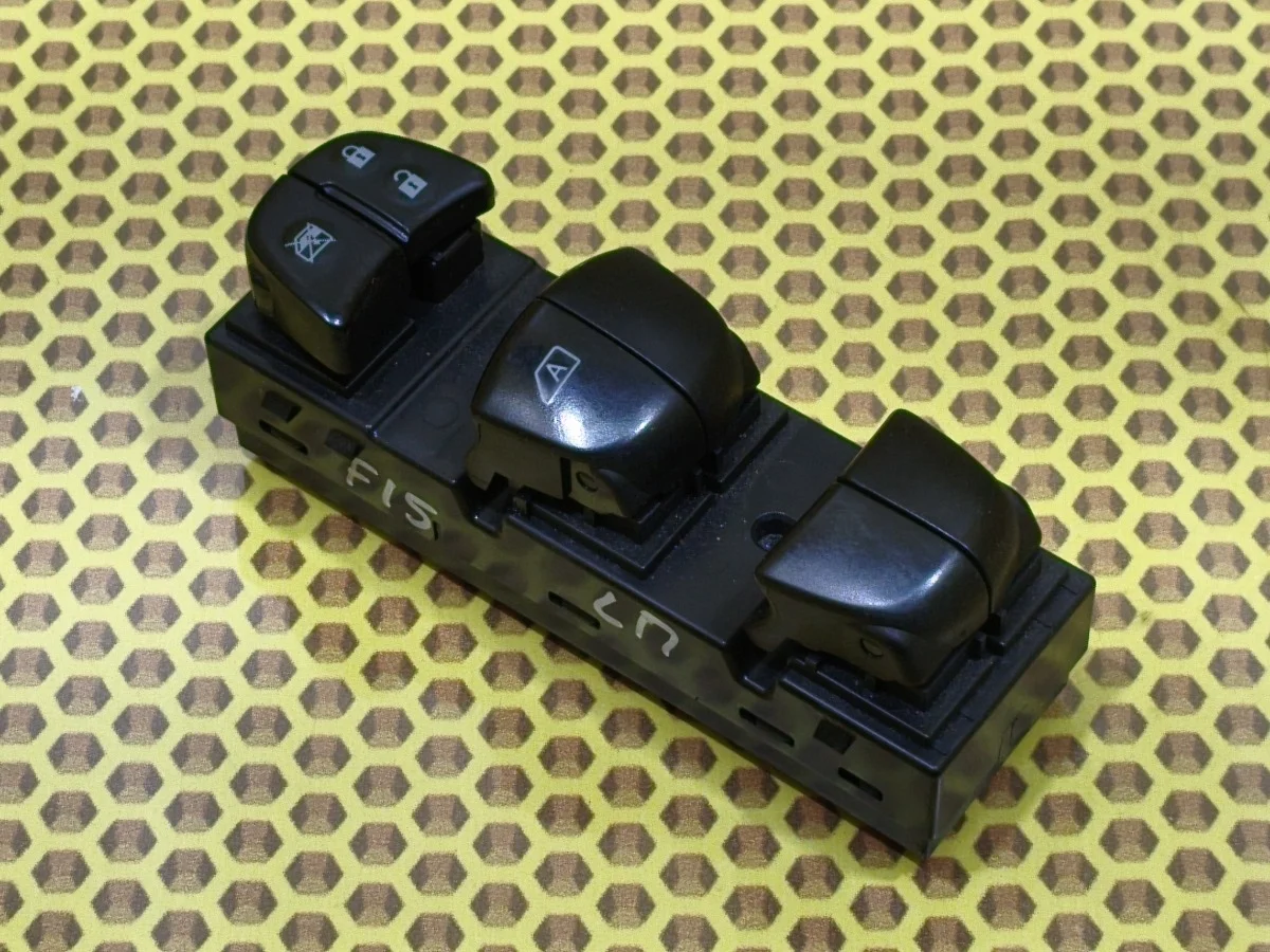 Блок стеклоподъемников Nissan Juke 2014 254011KA0B F15 HR16DE