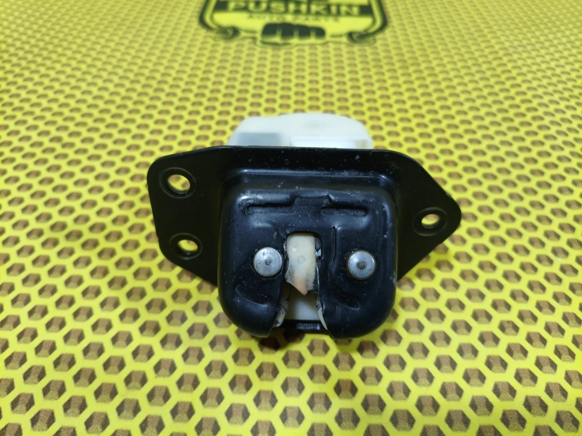 Замок багажника Nissan Juke 2014 90502EN00A F15 HR16DE