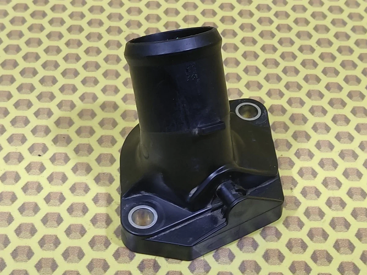 Крышка термостата Nissan Juke 2014 13049ED02A F15 HR16DE