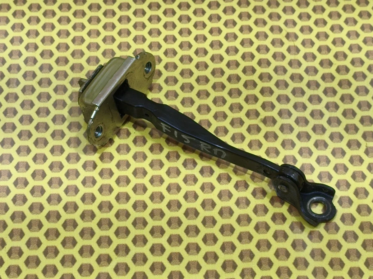 Ограничитель двери Nissan Juke 2014 804301KA0B F15 HR16DE, передний правый