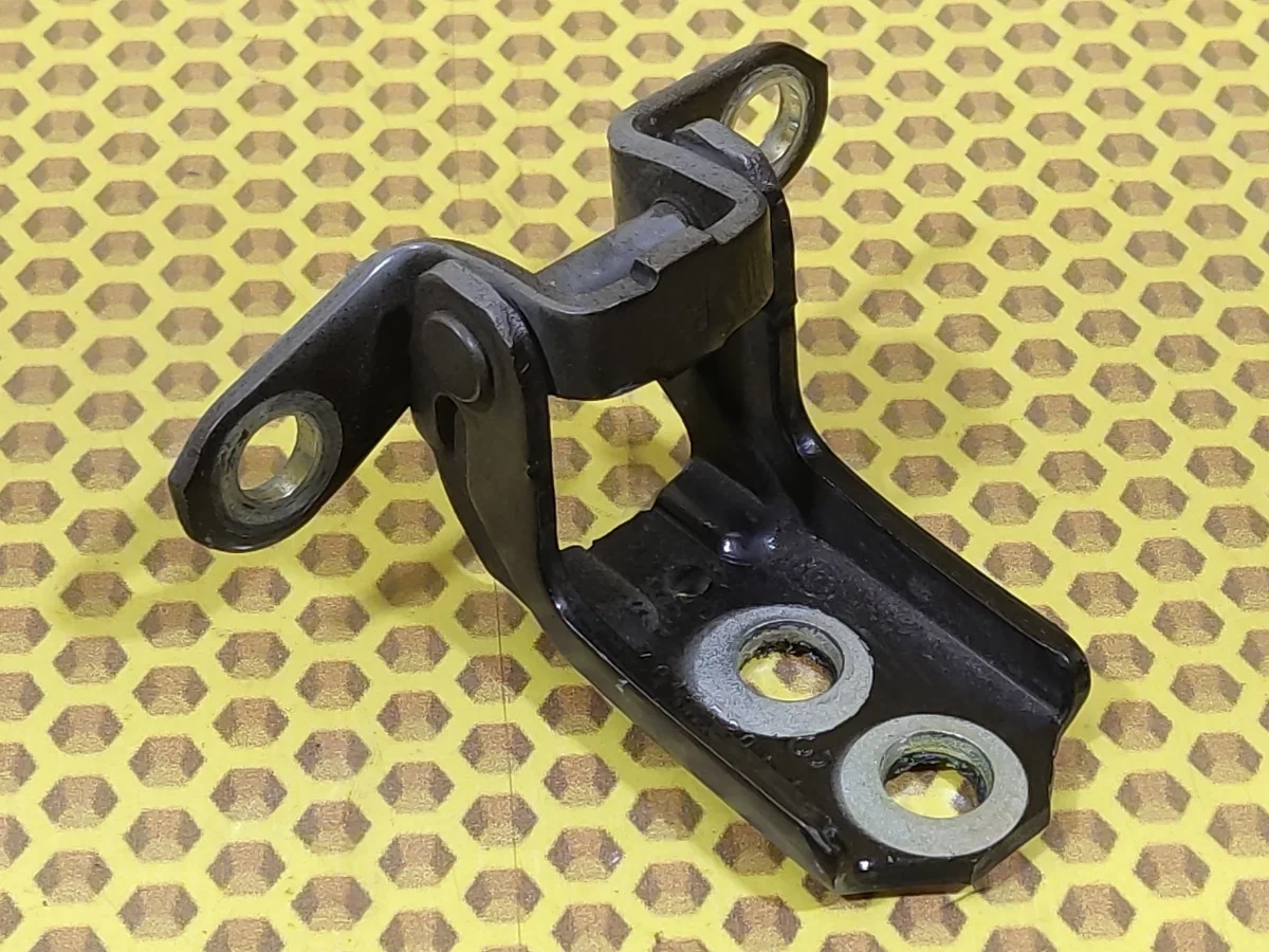 Петля двери задняя нижняя Nissan Juke 2014 824204EA0A F15 HR16DE, задняя правая