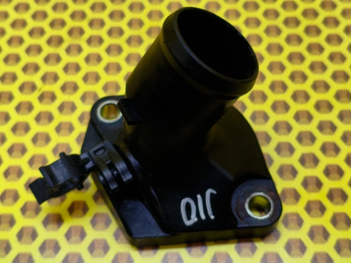 Крышка термостата Nissan Qashqai 2012 13049ED02A J10 HR16DE