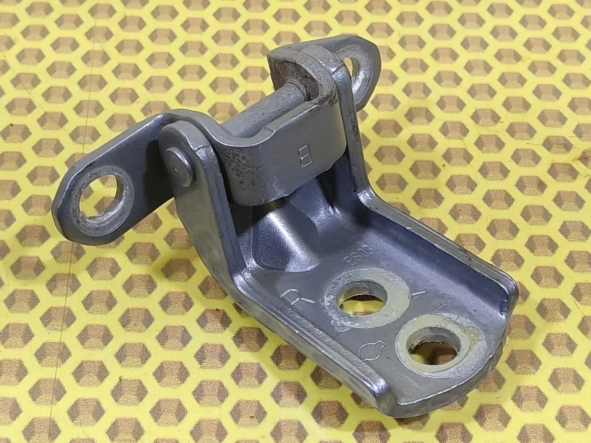 Петля двери задняя нижняя Nissan Qashqai 2011 824202F030 J10 MR20DE, левая