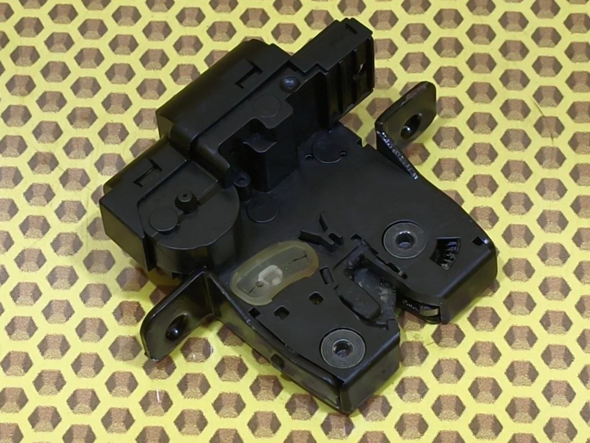 Замок багажника Nissan Qashqai 2011 90502EY10D J10 MR20DE