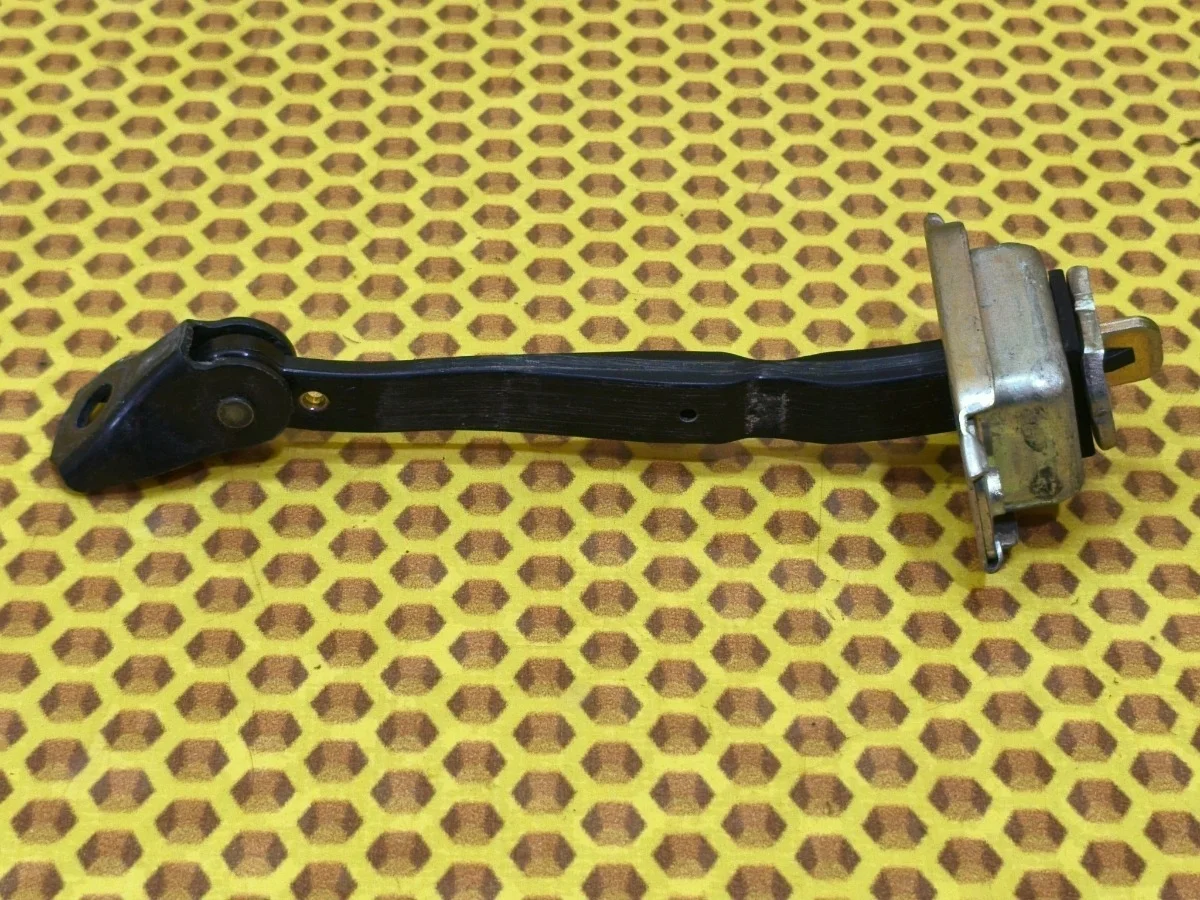 Ограничитель двери Nissan Qashqai 2018 824304EA0A J11 MR20DD, задний левый