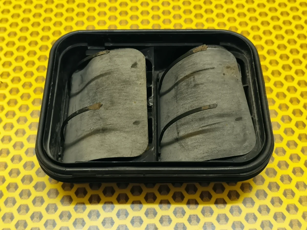 Решетка вентиляционная Nissan Qashqai 2018 76804JD00A J11 MR20DD, задняя правая