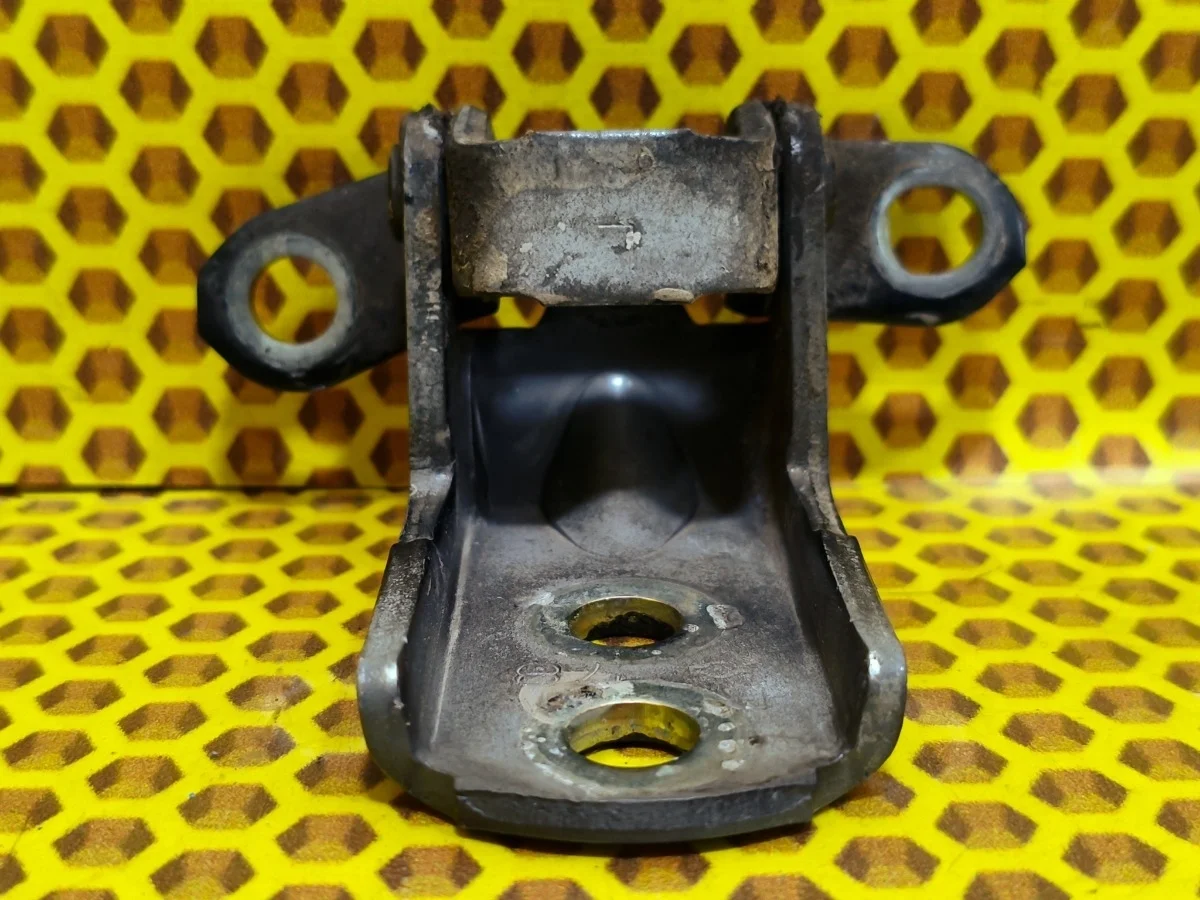 Петля двери Nissan X-Trail 2007 824204P00A T31 QR25DE, передняя левая