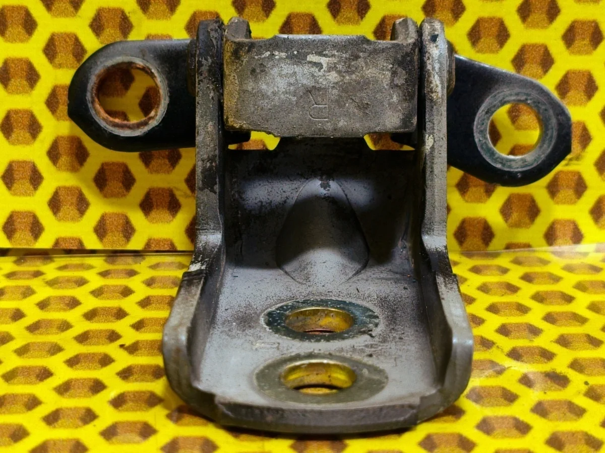 Петля двери Nissan X-Trail 2007 824214P00A T31 QR25DE, передняя правая