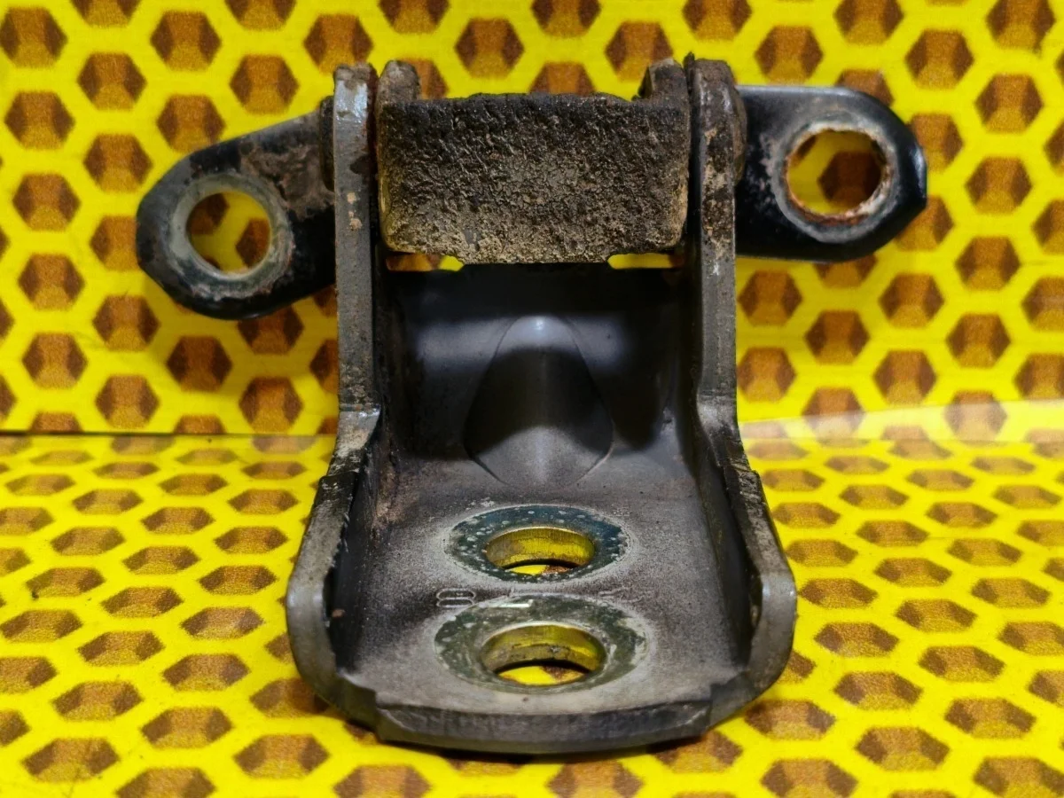 Петля двери Nissan X-Trail 2007 824204P00A T31 QR25DE, передняя правая