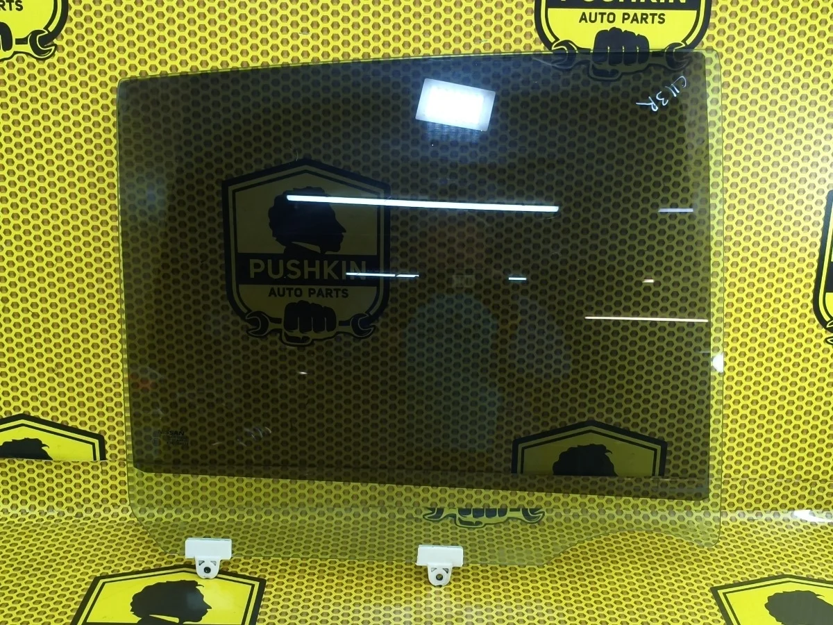 Стекло двери Nissan Tiida 2008 82300EL000 C11 HR16DE, заднее правое