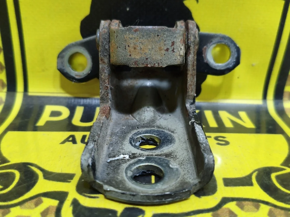 Петля двери передняя нижняя Nissan Tiida 2008 82420ED00B C11 HR16DE, передняя правая