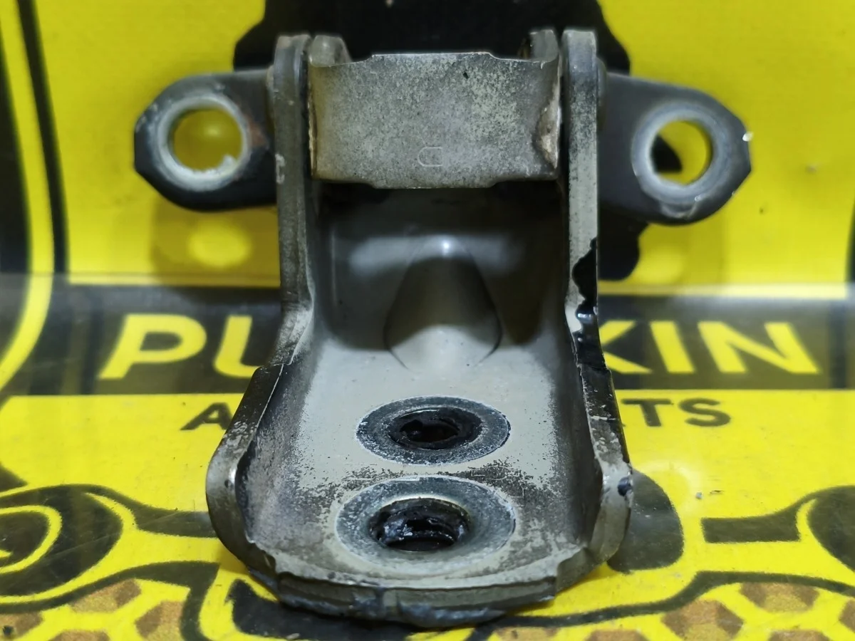 Петля двери передняя верхняя Nissan Tiida 2008 82421ED00B C11 HR16DE, передняя правая