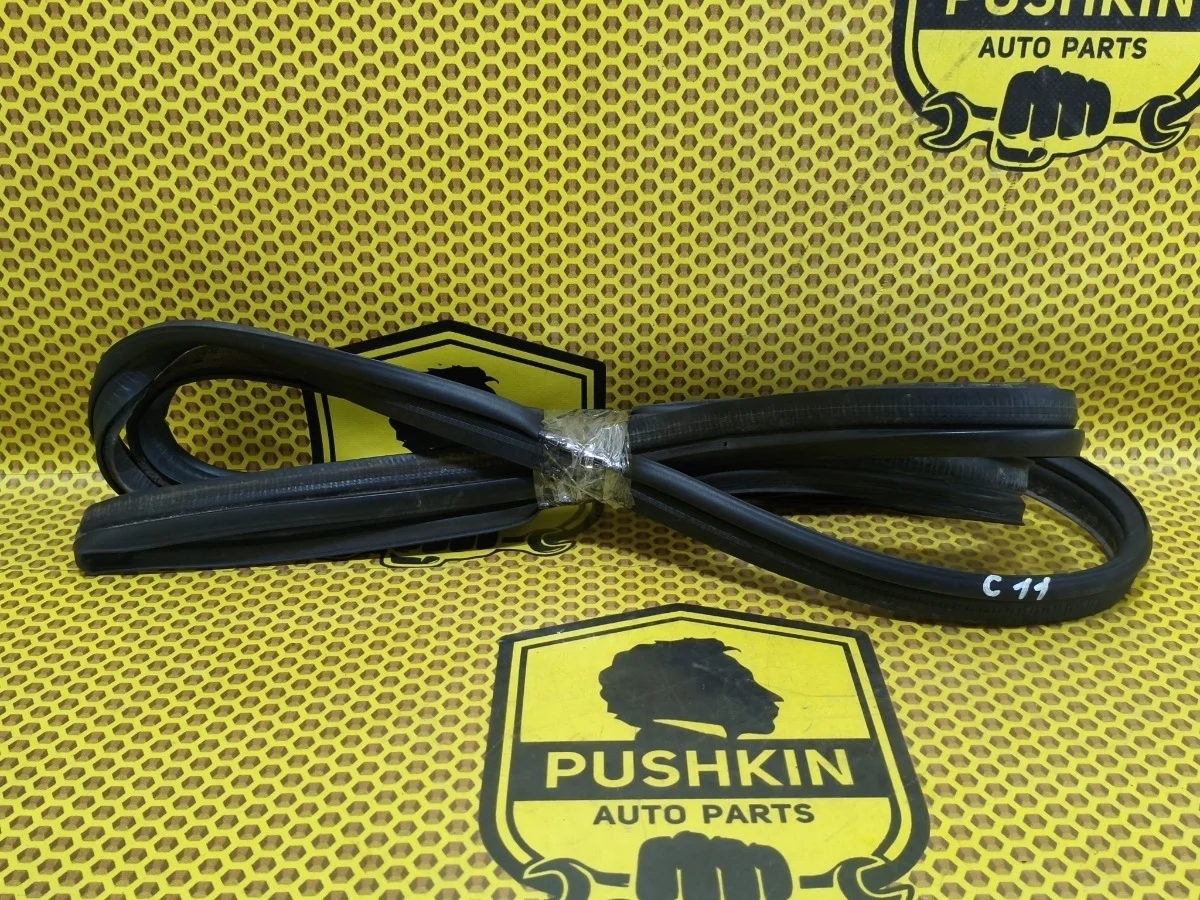 Уплотнитель багажника Nissan Tiida 2008 84830ED900 C11 HR16DE