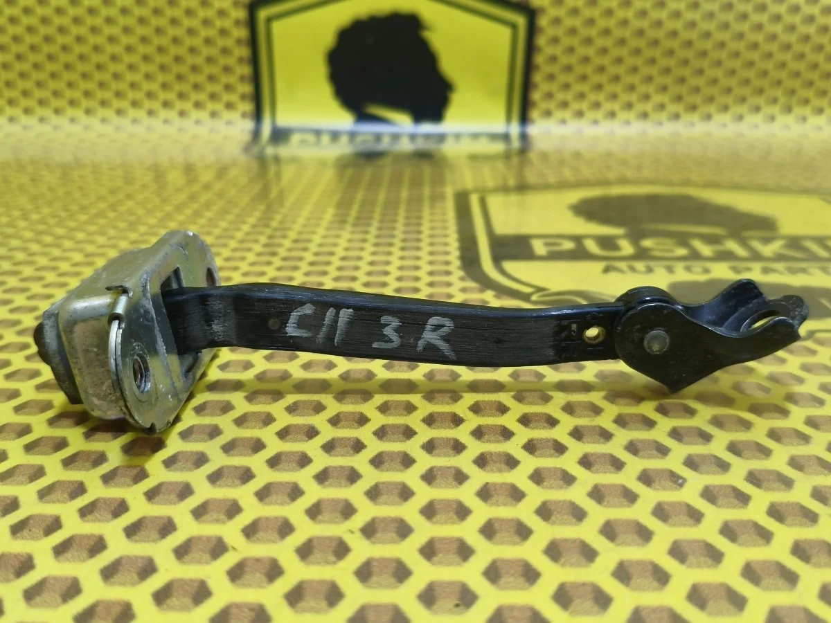 Ограничитель двери Nissan Tiida 2008 82430ZR80A C11 HR16DE, задний правый