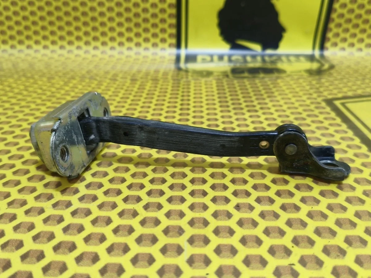 Ограничитель двери Nissan Tiida 2008 82430ZR80A C11 HR16DE, задний левый