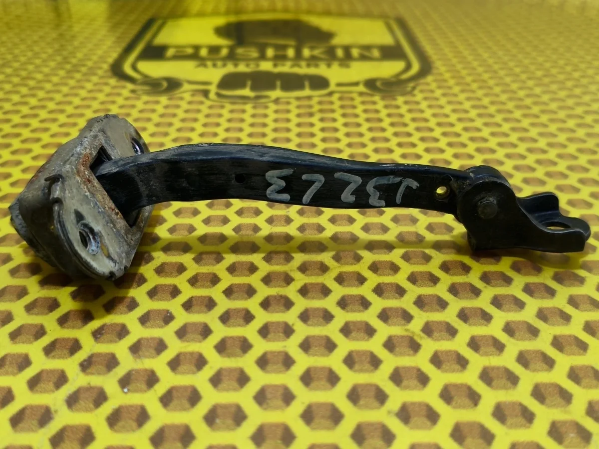 Ограничитель двери Nissan Teana 2011 82430JN00A J32 VQ35DE, задний левый