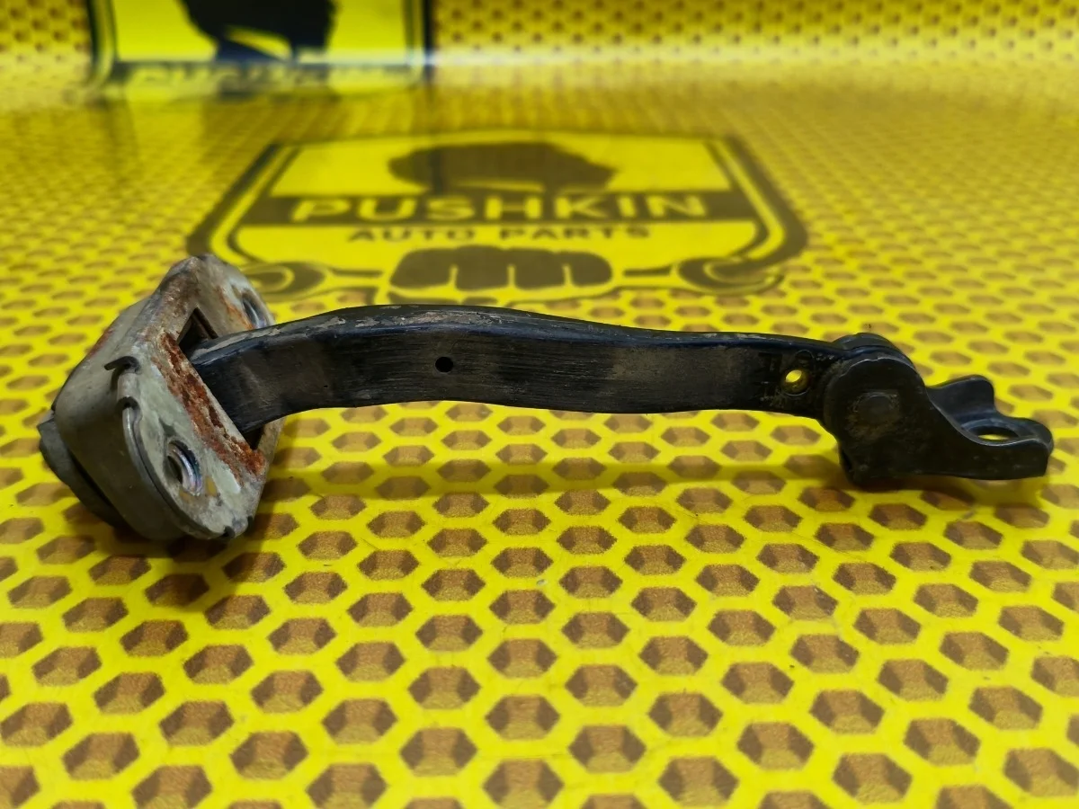 Ограничитель двери Nissan Teana 2011 82430JN00A J32 VQ35DE, задний правый