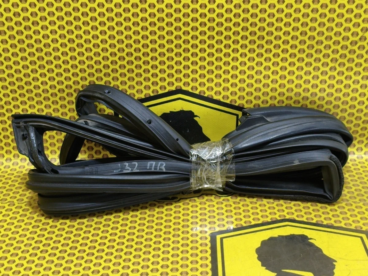 Уплотнитель на дверь Nissan Teana 2011 80830JN20A J32 VQ35DE, передний правый