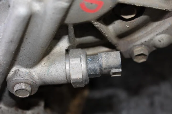 Б.у. датчик давления масла TOYOTA SIENTA NCP81 TOYOTA SIENTA NCP81