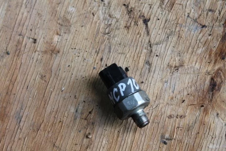 Б.у. датчик давления масла TOYOTA RACTIS NCP100 TOYOTA RACTIS NCP100