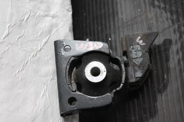 Б.у. опора двигателя TOYOTA PRIUS ZVW30 TOYOTA PRIUS ZVW30