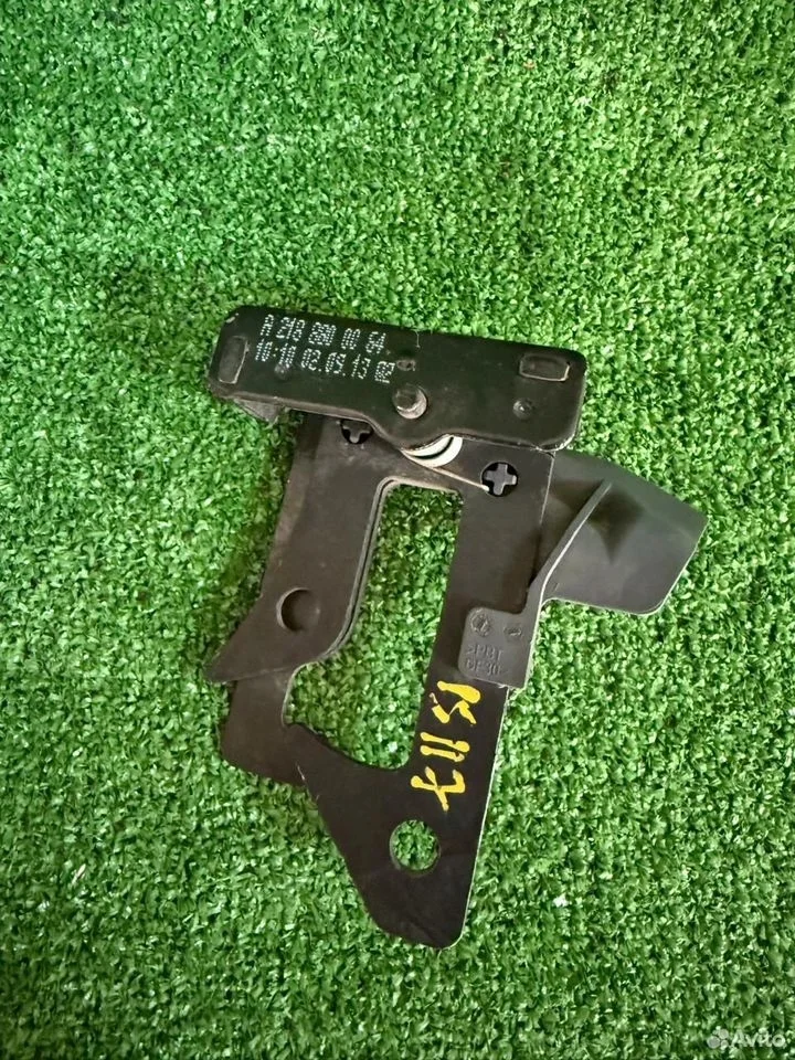 Крюк капота mercedes a2188800064 оригинал