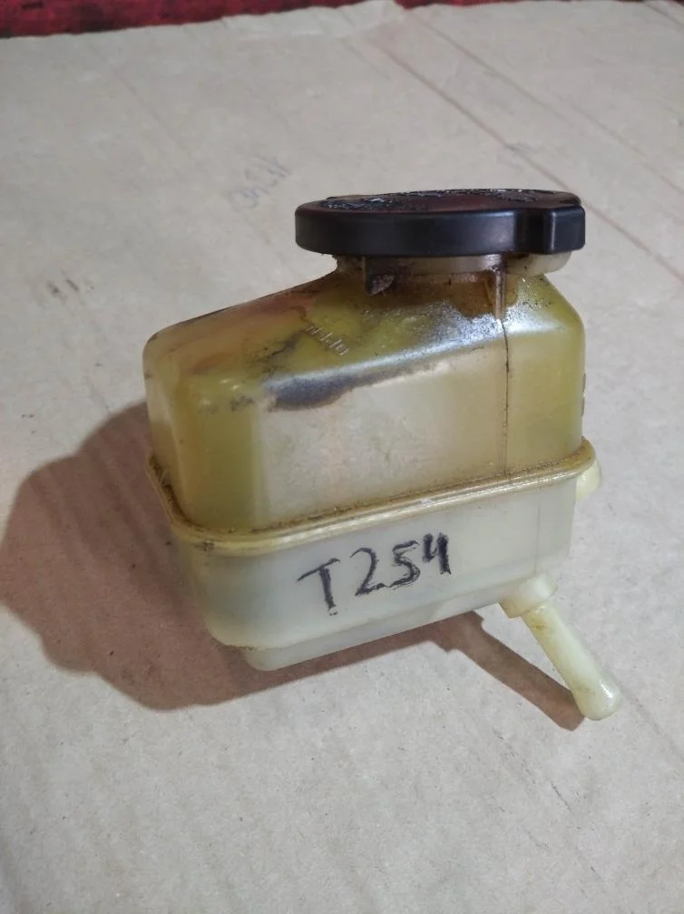 Б.у. бачок гидроусилителя TOYOTA AVENSIS AZT251 TOYOTA AVENSIS AZT251