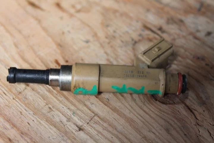 Б.у. форсунка топливная TOYOTA NOAH ZRR70 TOYOTA NOAH ZRR70